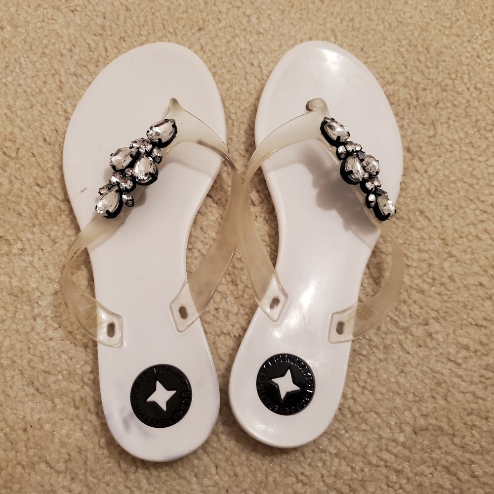 BCBG Sandals Flip Flops Size 6